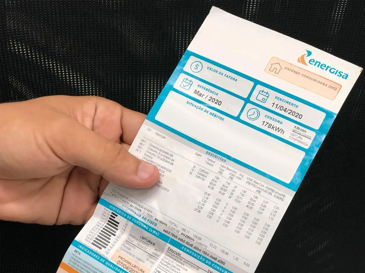Conta de luz na mão de um consumidor